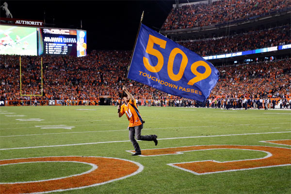Les Broncos célèbrent le record historique de leur QB