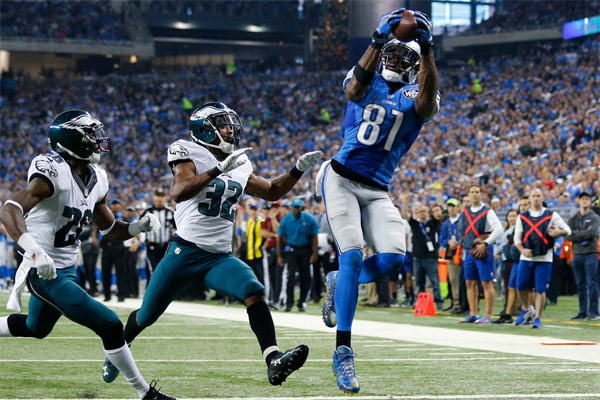 Megatron capte un TD de 25 yards. Il en marquera 3 dans ce Thanksgiving game.