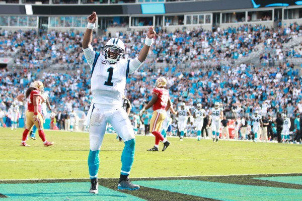Cam Newton célèbre un des 4 TDs