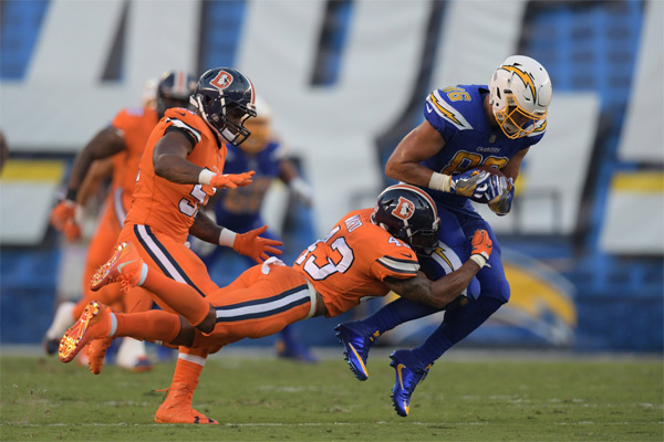 Gros match du tight end Hunter Henry (83y et 1 TD)