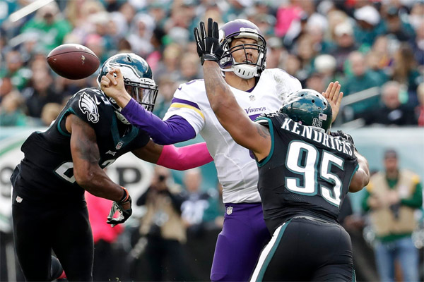 Sam Bradford pris par Mychal Kendricks et Rodney McLeod