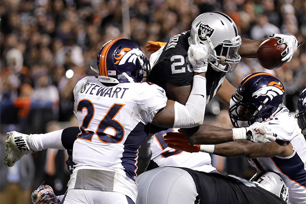 Latavius Murray marque un TD face aux Broncos