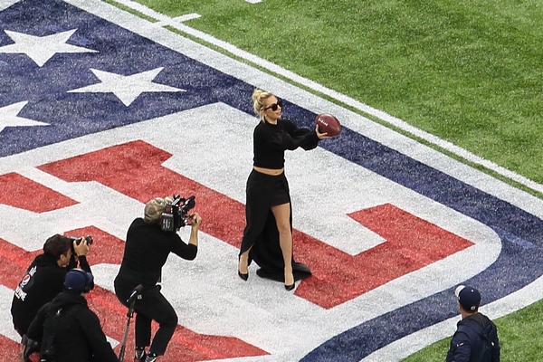 Lady Gaga au centre du terrain