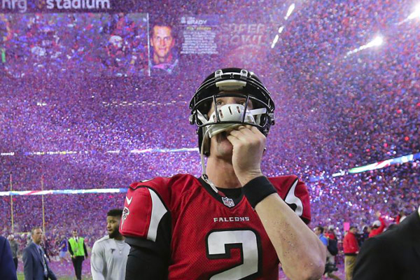 Matt Ryan quitte le terrain en regardant Tom Brady sur l'écran géant