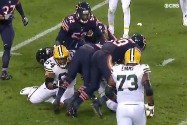 Danny Trevathan ne laisse aucune chance à Davante Adams
