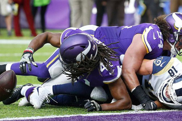 Anthony Harris arrache le ballon à Cooper Kupp, l'action du match en défense