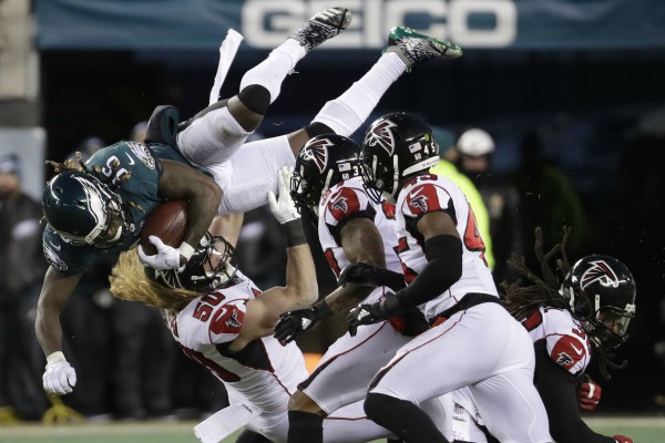 Jay Ajayi s'envole au-dessus des Atlanta Falcons.