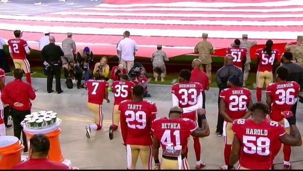 Kaepernick s'agenouille durant l'hymne US
