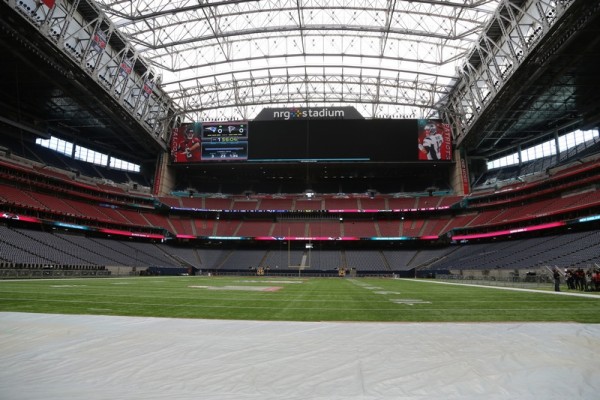 le NRG stadium avec les zones d'embut bâchées