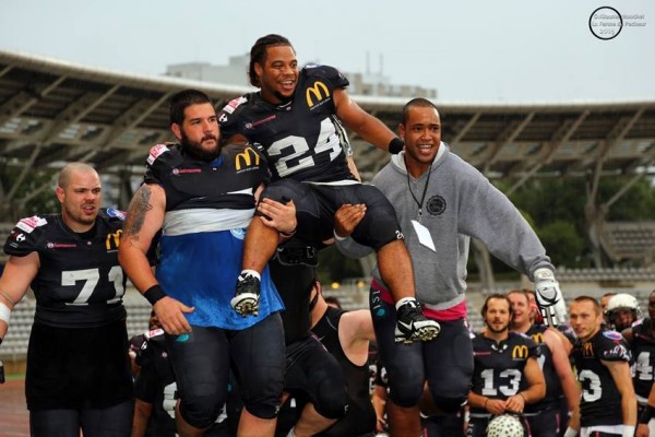 Stephen Yepmo porté en triomphe pas ses linemen